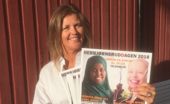 Konferansier Heidi Christoffersen ønsker velkommen